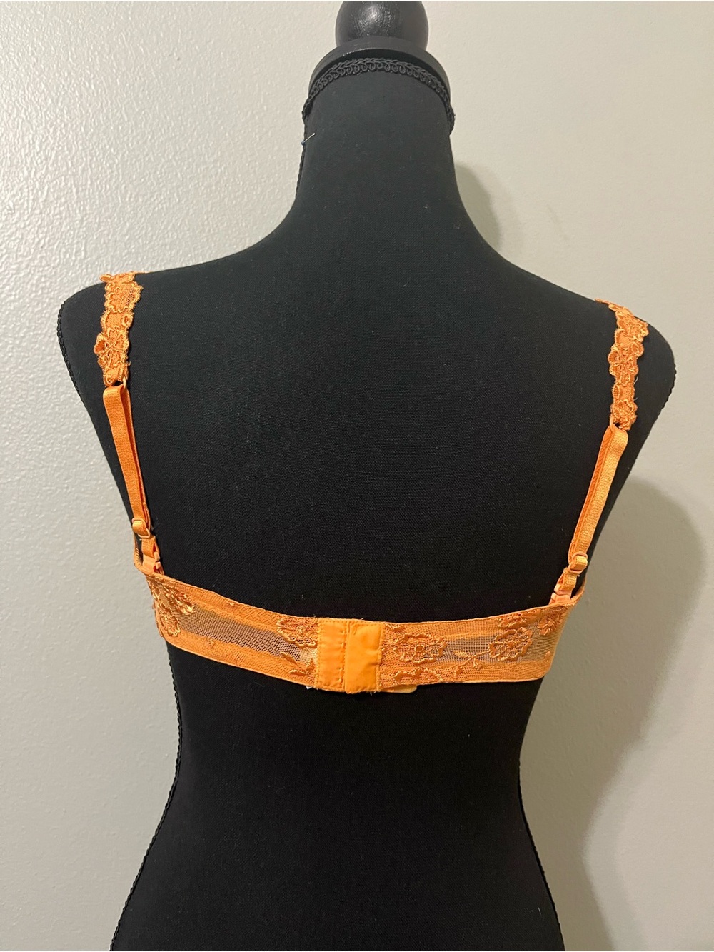 La Perla convertible bra. Pre-Owned Condition-Good. Size 4/38C - Picture 2 of 3